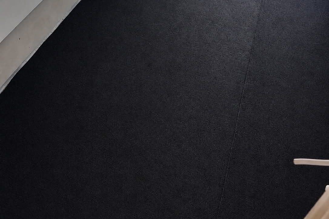 Il materassino nero steso lungo una parete, fino al piede del muro