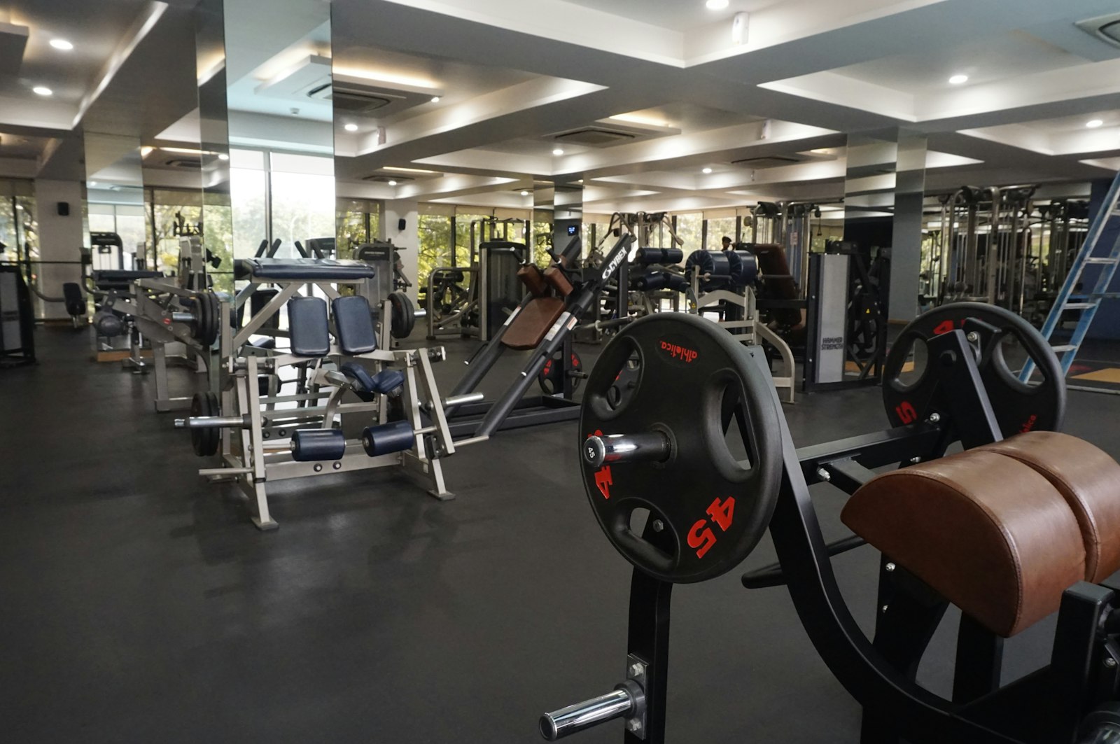 Sala fitness con macchine isotoniche e pesi liberi